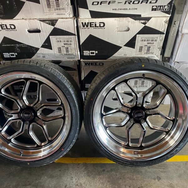 À set of 22x10.5 and 22x8.5